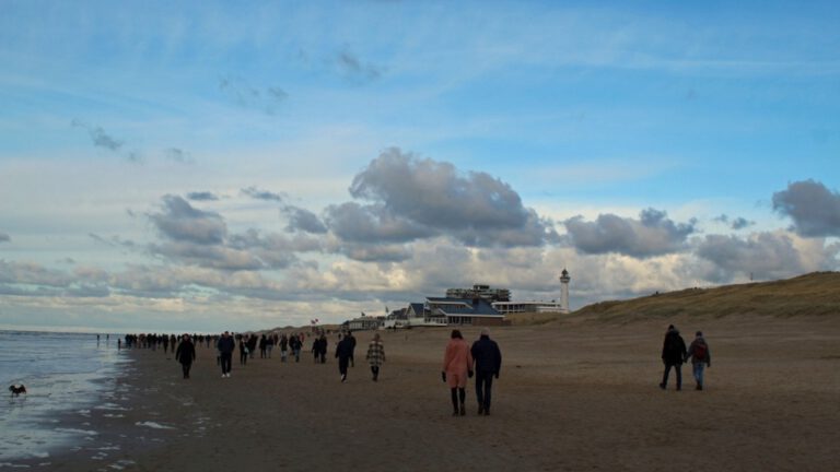 Drukte en files richting strand en Noord-Hollandse natuurgebieden