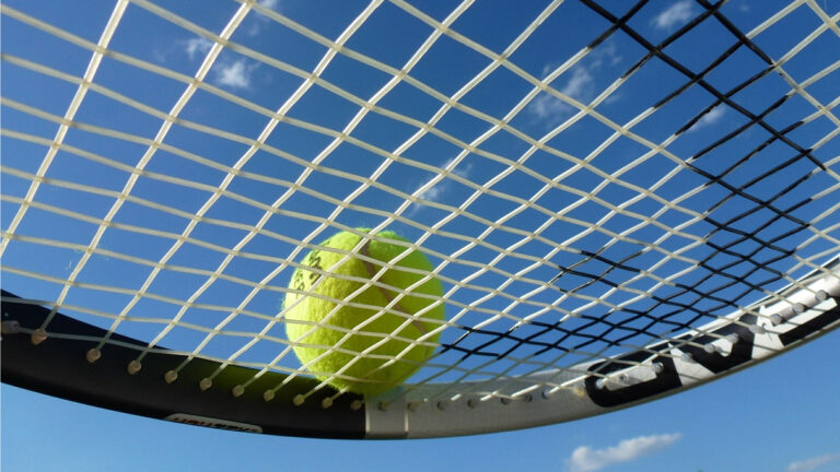 Jong en oud kan kennismaken met de tennissport bij Tennisclub Schoorl 🗓