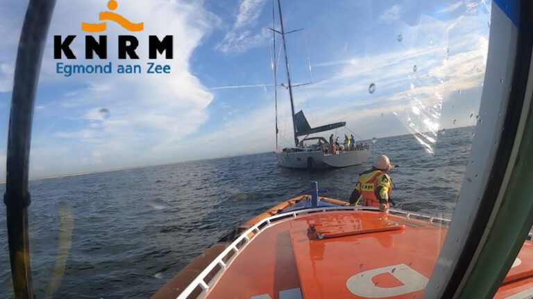 Kitesurfer twee mijl van de Egmondse kust gered door bemanning zeiljacht
