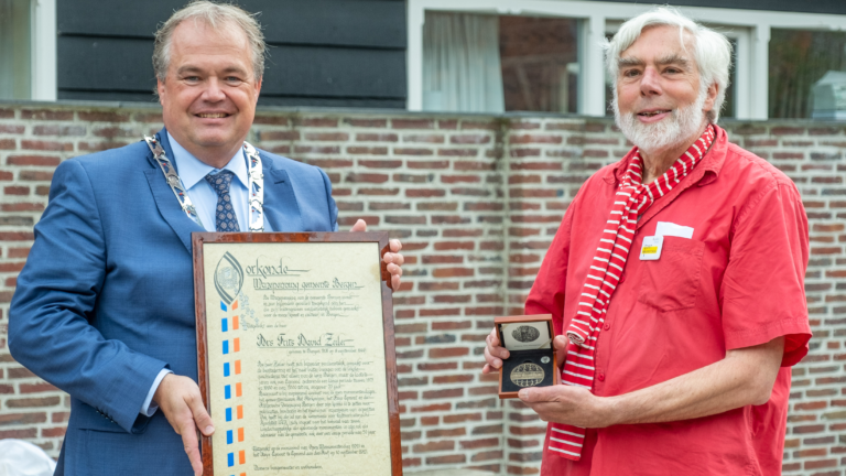 Burgemeester Voskuil reikt Muzepenning uit aan Frits David Zeiler