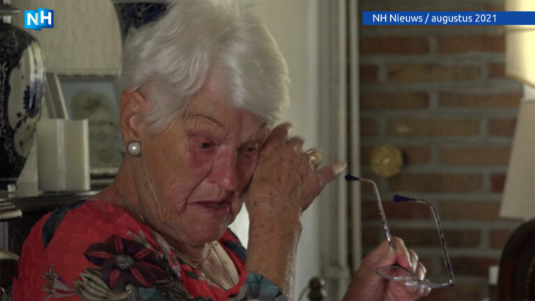 Jopie (82) uit Egmond aan Zee heeft eindelijk woning zonder ‘horrortrap’: “Tranen van blijdschap”