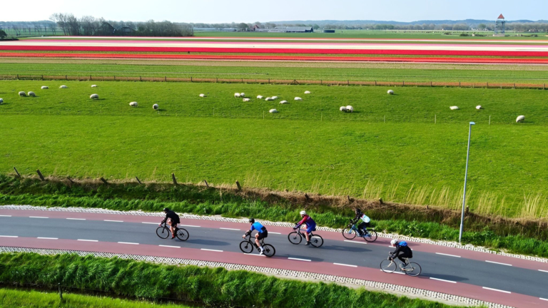 48e Ronde van Noord-Holland: 4.500 fietsers trotseren stevige lentewind