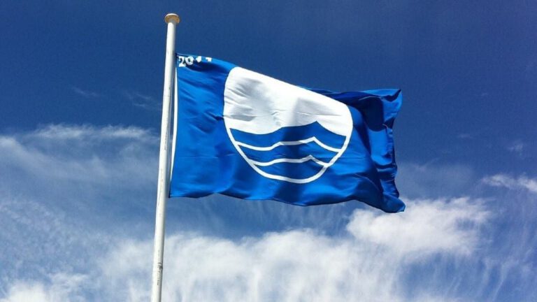 Blauwe vlag wappert weer op alle stranden tussen Egmond-Binnen en Camperduin