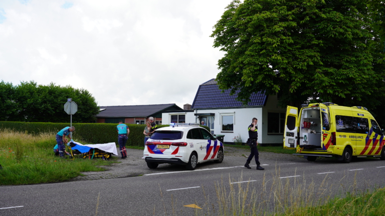 Jong meisje met hoofdletsel naar ziekenhuis na aanrijding op Heilooër Vennewatersweg
