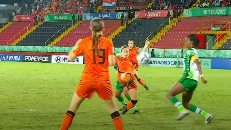 Egmondse Sanne Koopman speelt laatste seconden van WK-kwartfinale tegen Nigeria en scoort bijna de 3-0