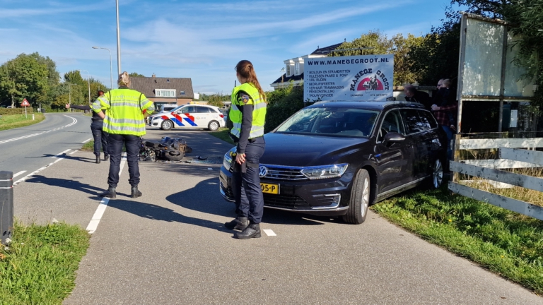 Scooterrijder gewond na botsing met auto op fietspad langs Hoeverweg