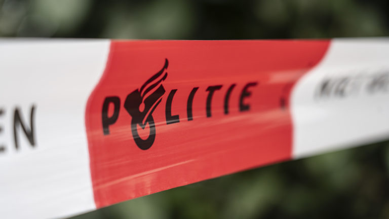 Politie en brandweer onderzoeken mogelijk drugsafval op weiland in Egmond
