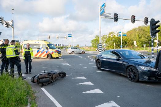 Scooterrijder gewond na aanrijding met auto op Herenweg Egmond Binnen