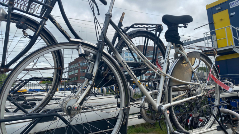 Aftandse fietsen rond Station Alkmaar bestickerd in aanloop naar grote opruimactie