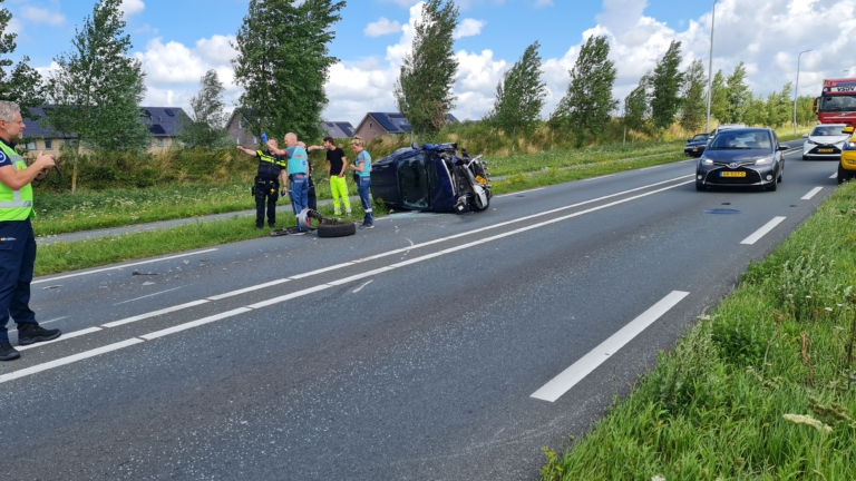 Ernstig verkeersongeval met drie auto’s en aanhanger op N242 in Heerhugowaard