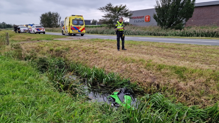 Motorrijder gewond door duik in sloot langs Hoeverweg