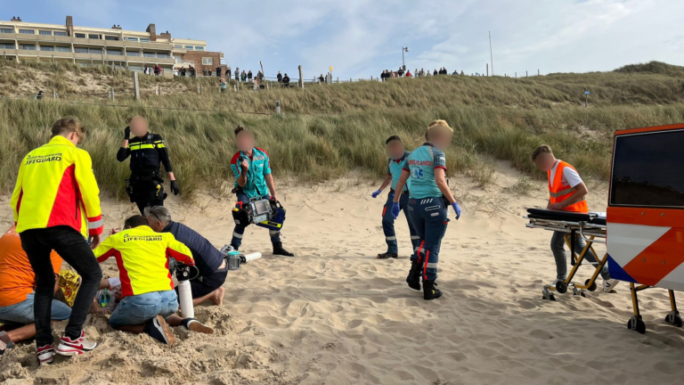 Bedelving op het strand: redders schieten te hulp