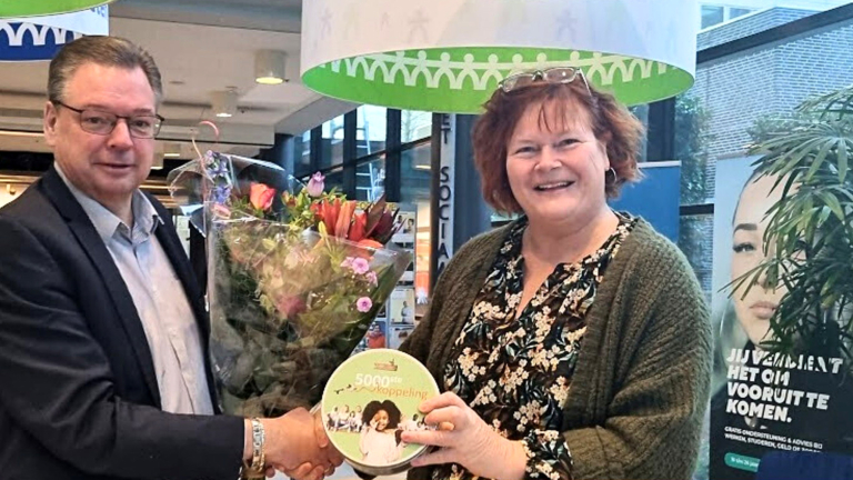 Dijk en Waard feliciteert buurtgezinnen-coördinator Corina Arends met haar 50ste match