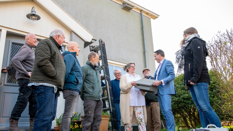 Wethouder Nieuwenhuizen deelt laatste gierzwaluwnestkast uit in Schermerhorn: “Wat een fijn resultaat”